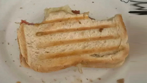 نصف شطيرة معروضة للبيع بأكثر من مليون دولار.. ما السبب؟