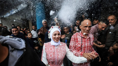فرحة وسط الدمار والموت.. زفاف لنازحين داخل مدرسة في رفح