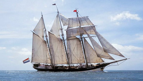بسفينة عمرها 100 عام.. رحلة عبر العالم تسير على خطى عالم شهير.. ما هدفها؟