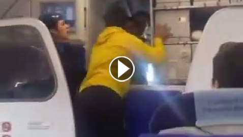 فيديو: مسافر محبط من تأخر إقلاع الطائرة ينهال ضربا على الطيار