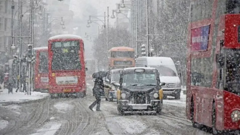 بريطانيا تشهد أسوأ موجة برد منذ 14 عاما: مدارس مغلقة وشوارع معطلة