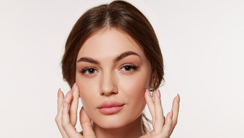 «تلوين الشفاه».. هل تغني التقنية الجديدة عن المكياج؟