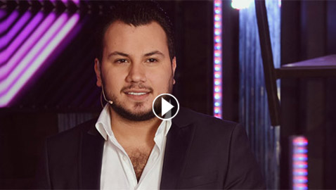 فيديو وصور وديع الشيخ يرقص مع ريم السواس  بطريقة غريبة على المسرح ووزن زائد