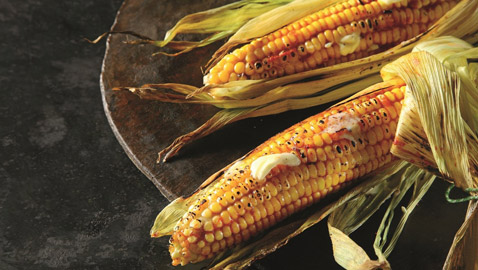 اليكم طريقة تحضير أكواز الـذرة المشوية بنكهات شـهية