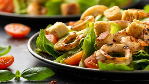 إليكم طريقة تحضير سلطة الكاليماري المشوي