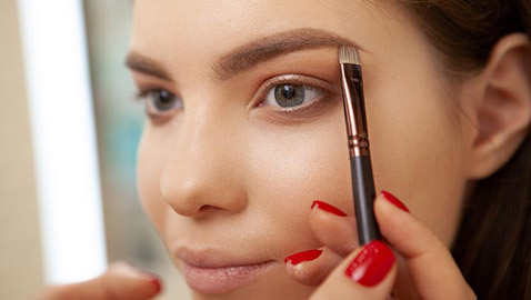 لحاجبين ممتلئين وجذابين.. إليك هذه الخطوات