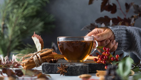 “ملح في الشاي” يثير أزمة دبلوماسية في بريطانيا.. والسفير الأمريكي يتدخل