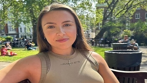 امرأة تصاب بجلطة بساقها بسبب نومها في رحلة طيران!