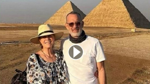 النجم العالمي توم هانكس وزوجته يزوران أهرامات مصر من جديد.. فيديو وصور