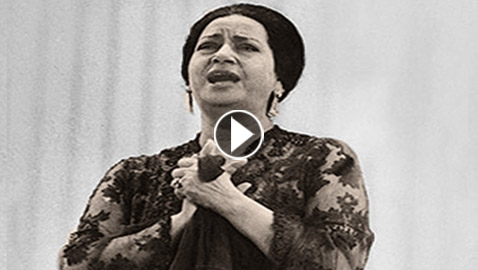 أم كلثوم بكت بعد أن قدمت لها سيدة فلسطينية شبكة خطبتها من ضابط شهيد