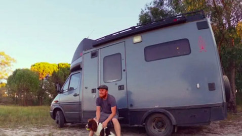 يحول سيارة إسعاف إلى منزل مدهش ليسافر حول العالم