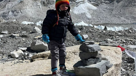 لأول مرة في التاريخ.. طفل يبلغ 3 سنوات يصل لمعسكر قاعدة إيفرست 