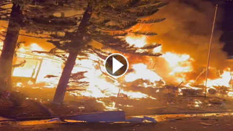 النيران اشتعلت بشكل مرعب.. تحطم طائرة داخل منزل في فلوريدا