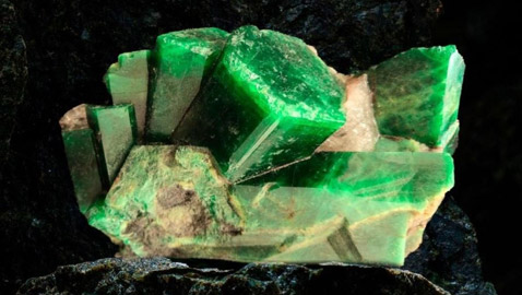 بالصور: أكبر حجر زمرد في العالم يحط رحاله في الشارقة