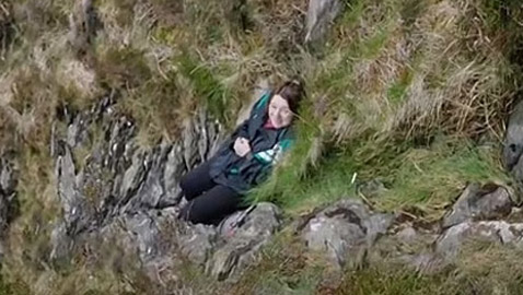 بريطانية تواجه الموت.. انزلقت قدمها من ارتفاع 90م وهي تنثر رماد جثمان والدها