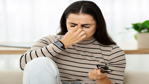 سبب الغثيان وزيادة حدة الآلام.. ما علاقة الصداع النصفي بفرط حاسة الشم؟