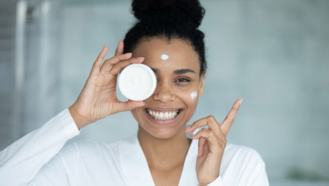 الكريمات الليلية.. رفيق مثالي لبشرة مشرقة