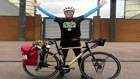 دعما للمناخ.. قصة سيدة قطعت 258 كم بالدراجة لبدء مباراة كرة قدم