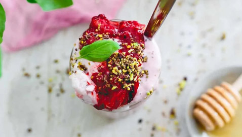 اليكم طريقة تحضير«ميلك شيك» الــفــراولــة مع الريـحان والفستق 