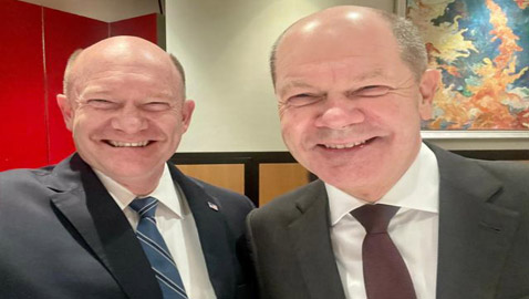 نسخة منه.. المستشار الألماني أولاف شولتس يلتقي قرينه السيناتور بأمريكا