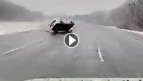 كأنه مشهد هوليوودي.. نجاة سائق إسعاف بأعجوبة من حادث سير على طريق ثلجي