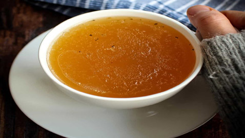 بديل القهوة الصباحية لبشرة بلا تجاعيد.. كوب (مرق العظام) حديث التواصل