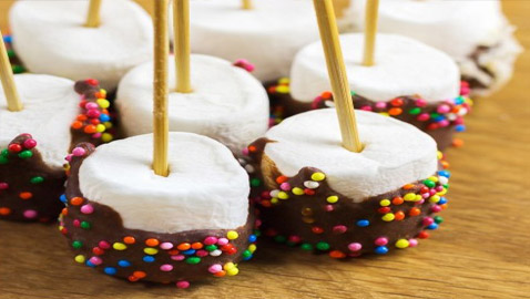 إليكم طريقة سريعة وبسيطة لتحضير أعواد مارشميلو الشوكولاتة
