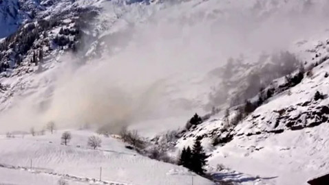 25 قتيلا بانهيار ثلجي في أفغانستان.. والحصيلة إلى ارتفاع