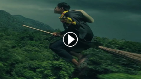 أشبه بالحلم.. فيديو مدون سفر يُحلق على مكنسة مثل (هاري بوتر) في ماليزيا