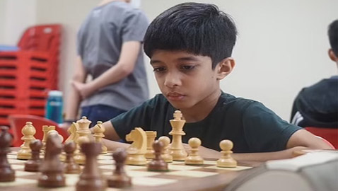 (الطفل المعجزة) يدخل تاريخ الشطرنج.. هزم أستاذا كبيرا ببطولة عالمية وعمره 8 سنوات فقط!