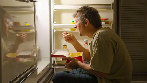 دون تأنيب ضمير.. 10 أطعمة ومشروبات يمكن تناولها ليلا