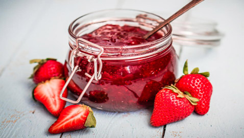 إليكم طريقة عمل صوص الفراولة بدون سكر لتزيين الحلويات