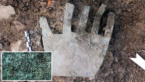 العثور على يد برونزية غريبة عمرها 2000 عام مغطاة برموز غامضة