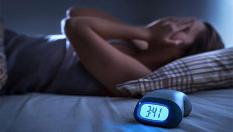 إذا كنت تعاني من الاستيقاظ ليلا.. إليك الأسباب والحل