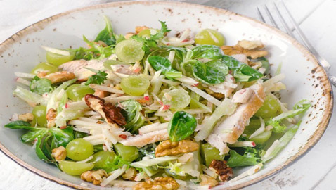 إليكم طريقة تحضير سلطة الدجاج بالعنب الطيبة