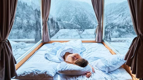 أسرة تعمل بالذكاء الاصطناعي وشرانق معلقة.. سياحة النوم تزدهر بمليارات الدولارات