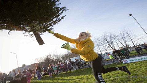 شجرة عيد الميلاد فضحتها.. سيدة تخسر تعويضا كبيرا بسبب صورة