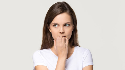 القلق والخوف.. عائقان نفسيان أمام شعورك بالثقة بالنفس