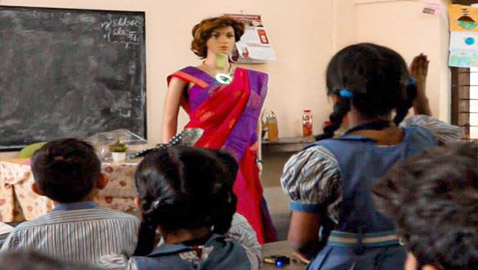 لا تعرف التوبيخ! تعرفوا إلى المعلمة الأكثر صبرا بالهند التي تجيب على كل أسئلة التلاميذ بدون تعب