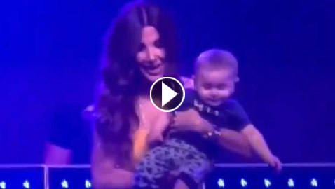 فيديو لطيف: نانسي عجرم تحمل طفل وتداعبه: (بس لازم يكون نايم هلق)!