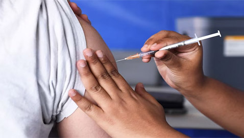 ألماني أثار فضول العلماء.. تلقى لقاح كوفيد 217 مرة!