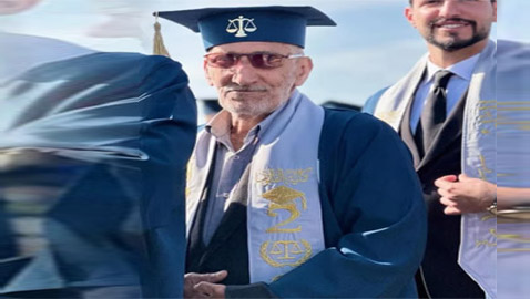 عراقي (80 عاما) يتخرج من كلية القانون بجامعة كربلاء.. أطلبوا العلم من المهد إلى اللحد