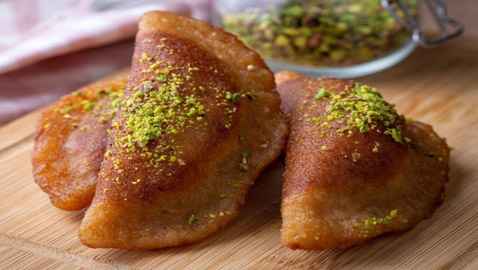 إليكم طريقة تحضير قطايف بالجوز والقرفة