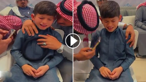 فيديو مؤثر: لحظة سماع طفل سعودي لأول مرة في حياته