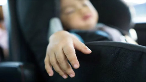 وفاة طفلة عمرها 4 سنوات نسيها والدها بالسيارة وذهب إلى العمل