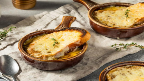 إليكم وصفة شوربة البصل اللذيذة على الطريقة الفرنسية