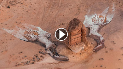 يدان عملاقتان تحتضنان معلما شهيرا بصحراء السعودية.. ما سرهما؟