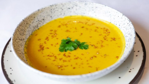 إليكم طريقة تحضير شوربة العدس والقرع لإفطار رمضان