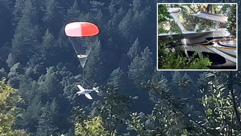 عائلة أمريكية تنجو بأعجوبة من كارثة جوية.. توقف محرك الطائرة وأنقذتهم مظلة بمعجزة!