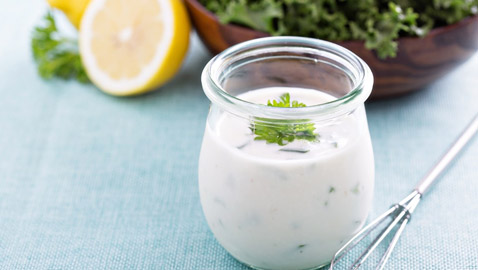 وصفات صحية لتتبيلة السلطة يمكنك إعدادها في دقائق